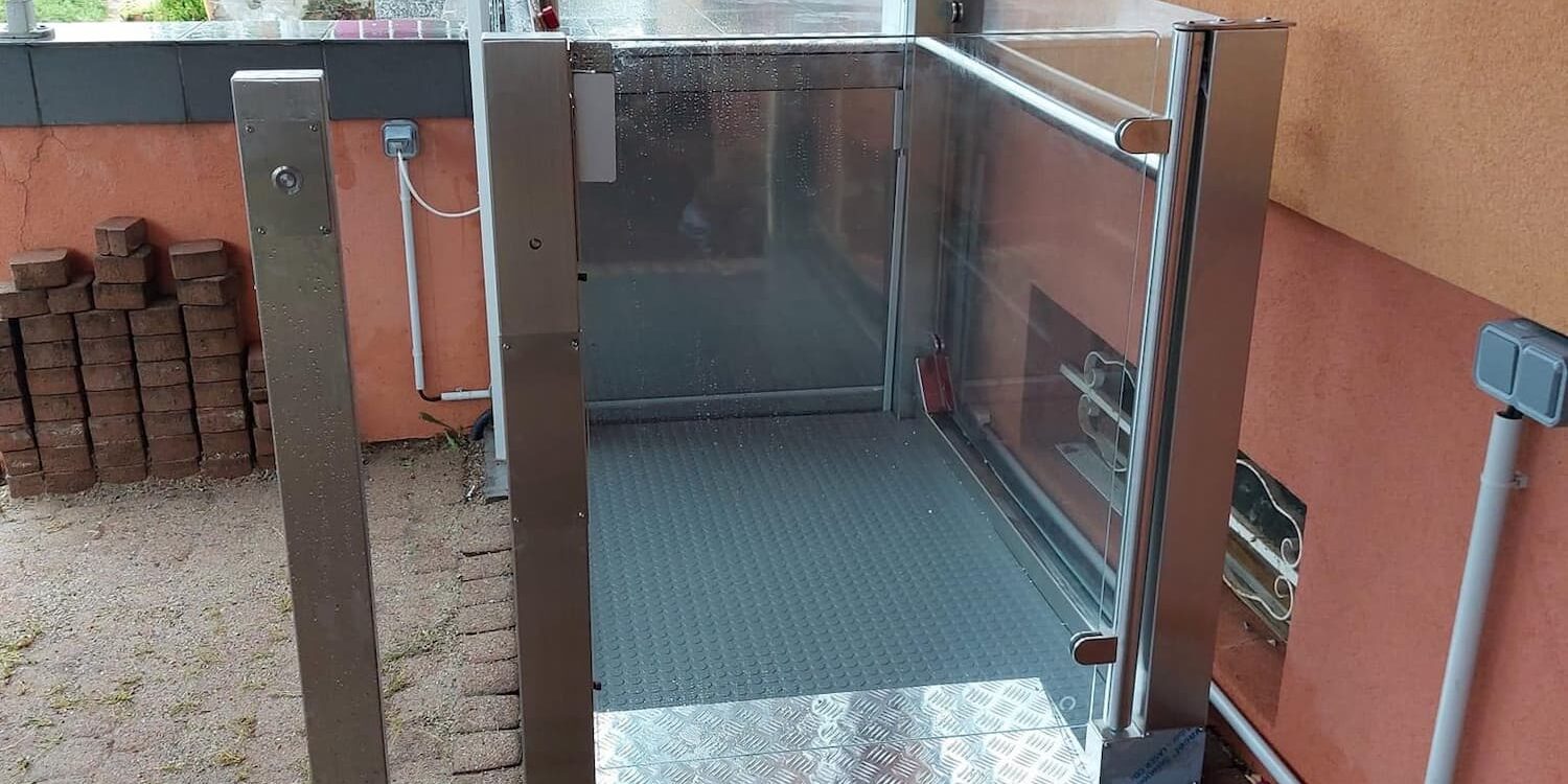 PLATEFORME_ELEVATRICES_MOTEAU_MURALE1 1500X750 | ED Monte Escaliers Plateforme élévatrice ou ascenseur privatif : quelle solution PMR est la plus adaptée chez vous ? Riedisheim